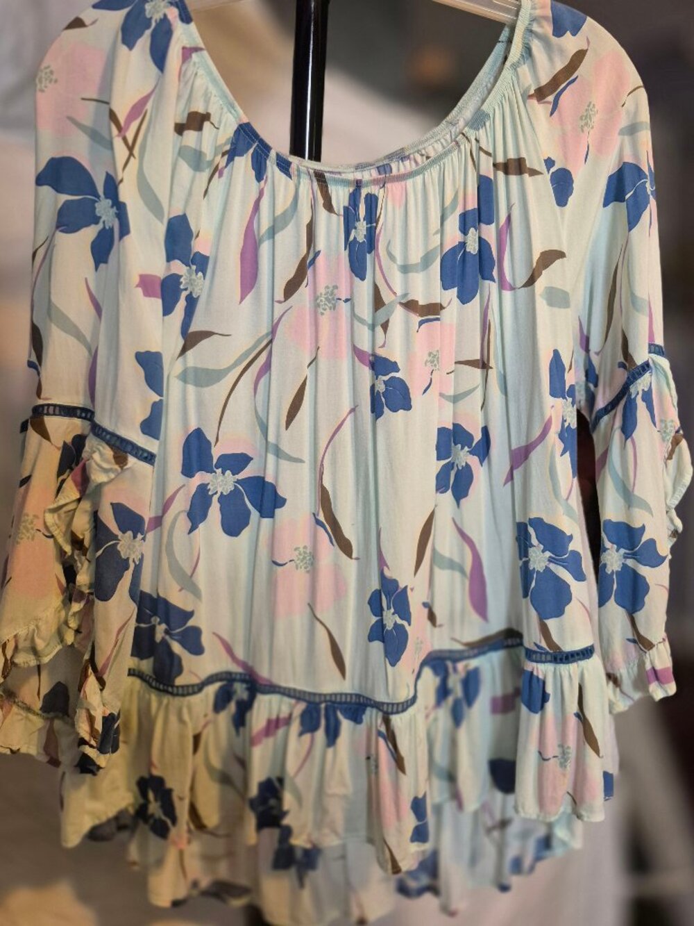 Ladies top, No tags,pretty print,on/off shoulder